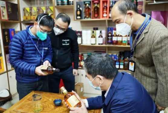 第三季“九號查酒”收官 現場查扣一批冒牌“茅臺1935”，食品安全監管再出重拳